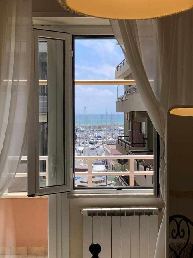 Appartamento Sul Porto ネットゥーノ エクステリア 写真
